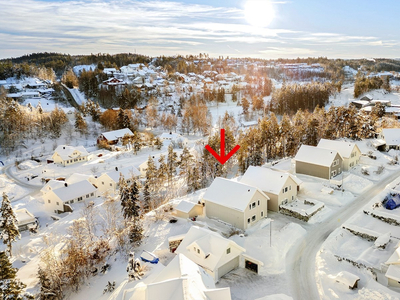 Innholdsrik enebolig i kjede - barnevennlig - solrikt - 3 soverom - 2 bad - carport og elbil-lader