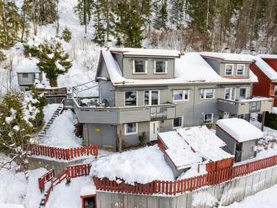 Innholdsrik familiebolig med 4 soverom | Solrike, skjermede uteplasser/hage med nydelig utsikt | Barnevennlig | Garasje