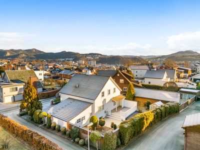 Innholdsrik, solrik og romslig enebolig med hybelleilighet i hele kjeller etasje. Nydelig hjørnetomt, hage og terrasse.