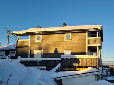 Koselig og innholdsrik enebolig med fantastisk utsikt, dobbelgarasje. Solrike uteplasser m/jacuzzi og bålpanne.