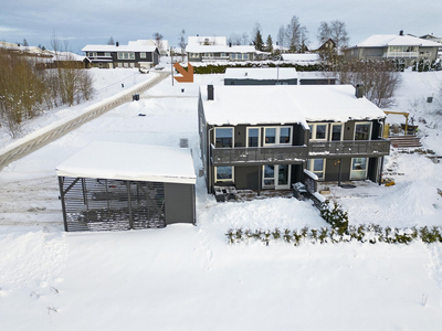 Luftig og lekkert enderekkehus over to plan fra 2019, med carport og fin utsikt - Tre soverom, to bad og walk-in closet.