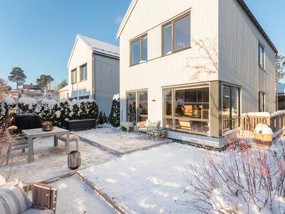 Moderne enebolig fra 2016. Familievennlig planløsning o/3 etasjer. To terrasser på hhv. 41 og 9 kvm. Carport.