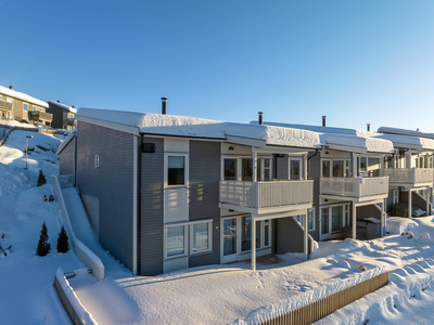 Nyere, meget tiltalende rekkhus med 3 soverom, 2 bad, carport og flotte uteplasser. Nærhet til marka.