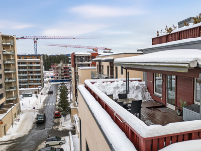 Pen og romslig 2-roms selveierleilighet med en fantastisk takterrasse på ca. 50kvm. Garasjeplass. Meget sentralt!