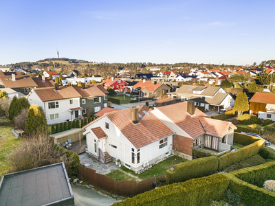 Pen og velholdt familiebolig med 3 soverom, 2 bad og fine utearealer - Attraktiv beliggenhet