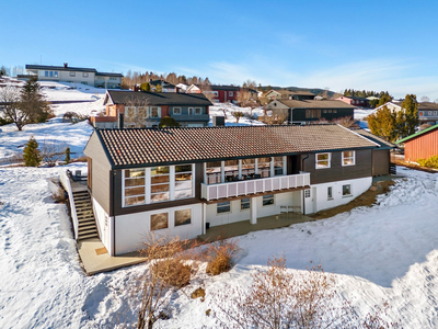 Påkostet (renovert 2012) og innbydende familiebolig innerst i blindvei. Nær skole, idr.anlegg mm. Tilleggstomt medfølger