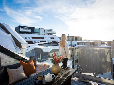 Årets kuleste toppleilighet? Stilig 2-roms eierl. Stor balkong på 13m2 med utsikt mot syd! HEIS! Mulighet for parkering