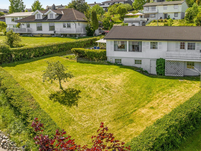 Romslig enebolig med garasje, stor hage, terrasse og nydelig utsikt. Underetasje med egen inngang. Nærhet til Lillestrøm