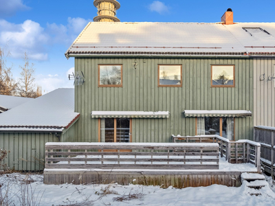 Romslig og innholdsrik halvpart med utmerket beliggenhet. Oppussingsbehov. Uinnredet kjeller og loft. Nyere baderom.