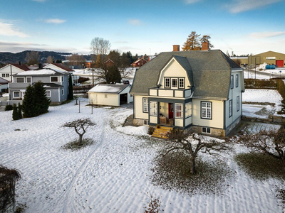 SENTRUM - Historisk og unik villaeiendom med sjel // Eiet tomt på 1 951 m2 // 4 sov // 3 stuer // Garasje/uthus.