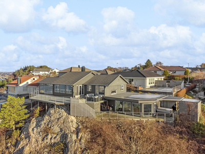 Spennende og moderne enebolig med stort terrasse areal | Fantastisk sjø- og havutsikt | Gode solforhold