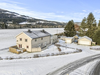 Stor enebolig med landlig beliggenhet|3 kjøkken|3 bad|Vaskerom|Dobbelgarasje|Garasje m/bod|Kjeller|Barnevennlig boområde