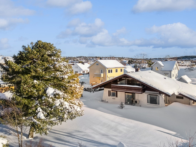 Stor hage, stort hus og masse sol nesten innerst i blindveien. Alt på ett plan + 2 etg med 2 soverom, bad og stue