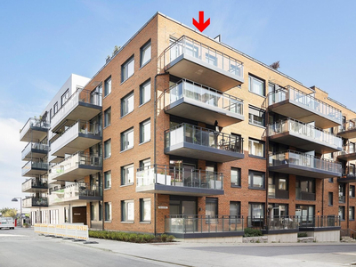 Stor og strøken 2-R topp/hjørneleilghet. Sydvestvendt balkong 10m². Mulighet for kjøp av garasjeplass m/el. VV/oppv. ink