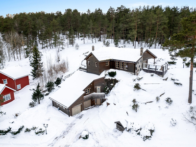 Stor, unik enebolig med heis, super sjøutsikt, fine uteplasser og dobbelgarasje. Høyt, fritt og idyllisk i skoggrensen.