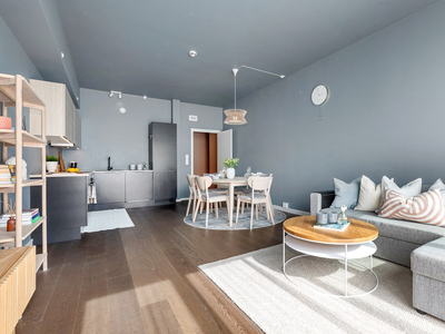 Strøken og urban 3-roms leilighet fra 2021 - Felles takterrasse - Hageparsell - Heis - Fransk balkong - Pendlervennlig!
