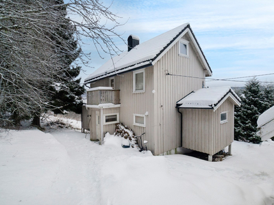 Sundbygda. Enebolig med skjermet beliggenhet. Stor tomt med utsikt mot sjøen. Eiendommen har behov for rehabilitering.