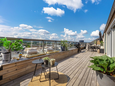 Unik 4-roms toppleilighet med 70 m² takterrasse og balkong. To bad. Alt nytt fra 2017. Garasjeplass med lader.