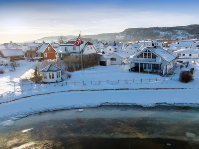 Unik og flott eiendom helt ned ved fjorden - Ingen boplikt - 3 sov - 2 bad - Dobbeltgarasje - Båtfesterett tinglyst