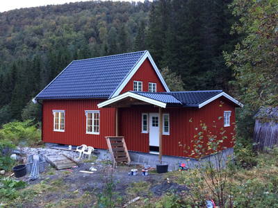 Vatne- Nedlagt småbruk/gårdsbruk med jakt og fiskerettigheter- skogseiendom- totalrenovert hus.