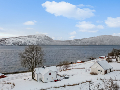 Velholdt og fint beliggende småbruk på Grytøya | gode sol- og utsiktsforhold |
garasje/stall og naust | jaktrettigheter