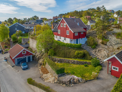 Vågsbygd - Enebolig m nydelig sjøutsikt og de beste solforhold. Parkmessig opparbeidet uteområde m dam og hage. Garasje