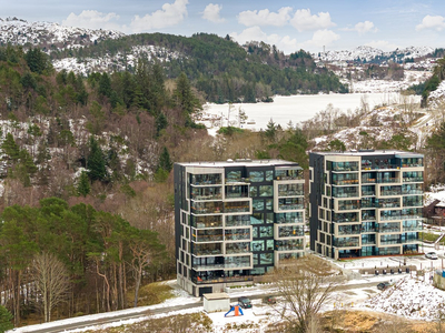 Attraktiv og innholdsrik leilighet med innglasset balkong - Garasjeplass og heis