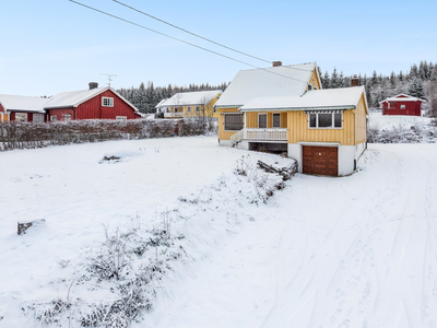 Enebolig i etablert område * Nyere bad og kjøkken * Uthus/carport * Romslig tomt!