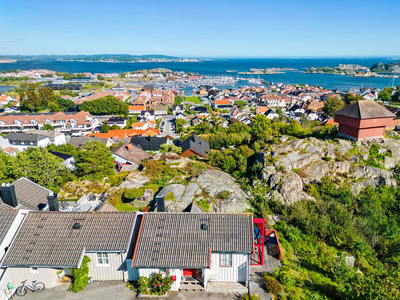 Enebolig i kjede på flere halvplan. Flott utsikt over Stavern og fjorden. Vinterhage, hage og garasje. Blindvei.