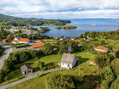 Enebolig på stor tomt med flott utsikt til Bømlafjorden og omgivelsene rundt. Garasje og Uthus - Flott baderom fra 2011