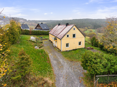 Flatebygd/Evje - Stor enebolig i landlige omgivelser - usjenert - utsikt over store grøntarealer - trenger renovering