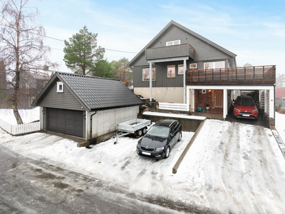 Gimlekollen - stor familiebolig over 3 etasjer med flott utsikt over Topdalsfjorden - dobbel garasje + carport