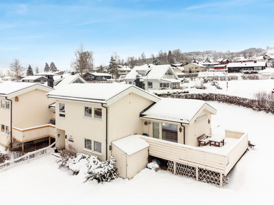 Innholdsrik bolig over 4 halvplan - 3 sov - 2 bad - kjellerstue. Garasje. Attraktivt, barnevennlig område - fin utsikt!