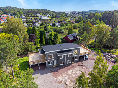 Nyoppført bolig med natursjønn beliggenhet i blindvei - Herlige turområder & kort vei til sjøen - Dobbel carport