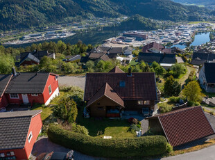 Arkitekttegnet enebolig over 3 etasjer med dobbel carport og flotte uteområder