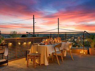 Attraktiv 2-roms selveier med spektakulær utsikt over Oslo. Terrasse på 50 kvm med fantastiske solforhold. Garasjeplass.