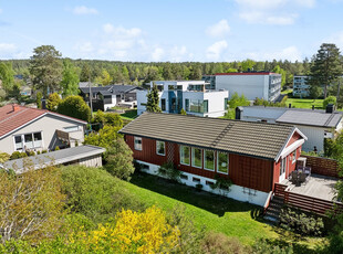 Enebolig i rolig og populært boområde | Vestvendt terrasse på 31 kvm og skjermet og koselig hage - Perfekt familiebolig