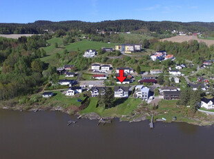 Herskapelig villa med idyllisk beliggenhet. Egen strandlinje med brygge. 1,5 mål tomt. Sokkelleilighet. Dobbelgarasje.