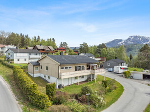 Hjelset- Enebolig med fin beliggenhet i Skjevika. |Utsikt|4 soverom| Carport