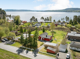 Idyllisk og sjarmerende eiendom på Jessnes med store og solrike uteområder. Fin utsikt og kort vei til Mjøsa!