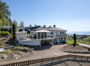 Innbydende enebolig i naturskjønne omgivelser med Mjøsutsikt og kort vei til Gjøvik. Meget romslig og flott terrasse!