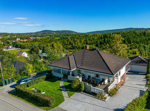 Innholdsrik enebolig m/hybel - Garasje på 109 kvm - Innglasset balkong - Solrik hage og terrasse - Tomt på over 2 mål.