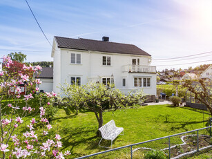 Innholdsrik og meget velholdt enebolig. Vestvendt hjørnetomt - ytterst mot Frierfjorden! 4/5-sov. Hagestue. Carport.