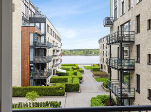 LYSAKER BRYGGE - Lekker 3 roms eierleilighet med terrasse og sjøutsikt. Garasjeplass, heis og felles takterrasse.