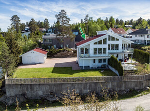 Moderne og flott tomansbolig med høyt under taket i stue, utsikt og garasje. Solrikt og usjenerte