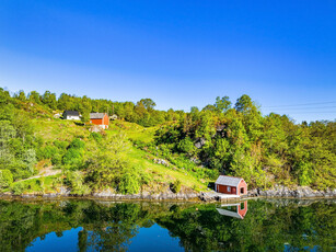 Nydelig og velholdt gård med strandlinje