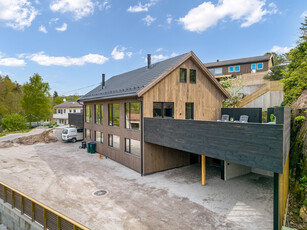 Nyoppført stilfull del av tomannsbolig med carport - Terrasse på 51 kvm - Fem soverom - To bad