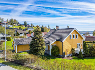 Pen og godt vedlikeholdt enebolig i et veletablert område - garasje - nærhet til dagligvare, skoler og turmuligheter.