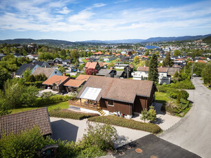 Pen og velholdt enebolig med flott utsikt og gode solforhold. Attraktiv og barnevennlig beliggenhet. Dobbelgarasje.