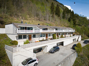 Rekkehus over to plan m/ carport. Høyt og fritt i Kvernavegen med strålende panoramautsikt over Vangsvatnet og Gråsida.